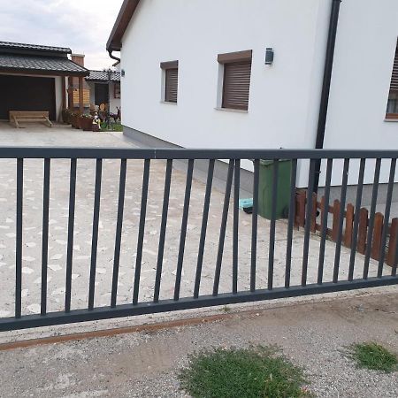 Apartman FILIP Udbina Bagian luar foto