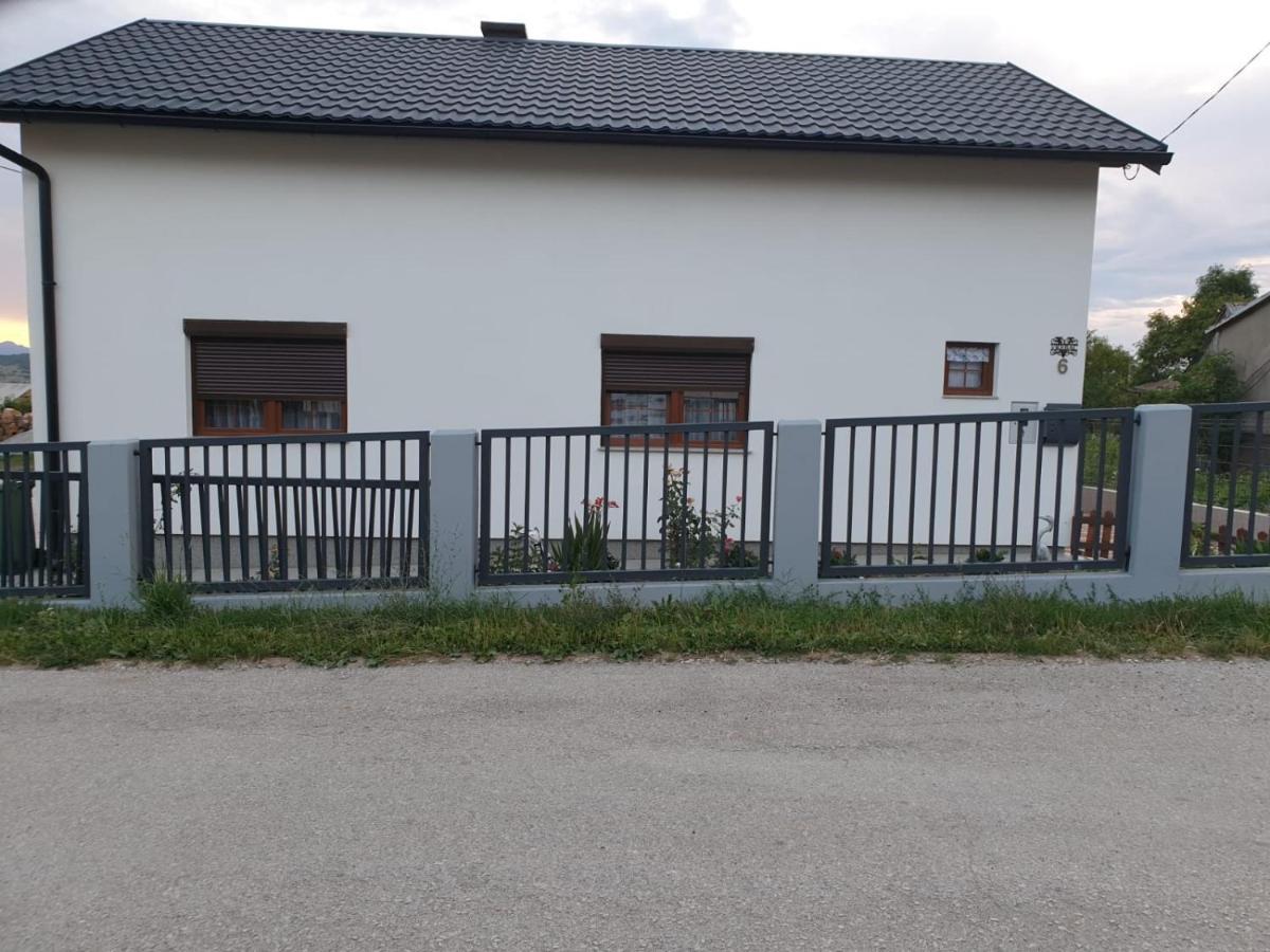 Apartman FILIP Udbina Bagian luar foto
